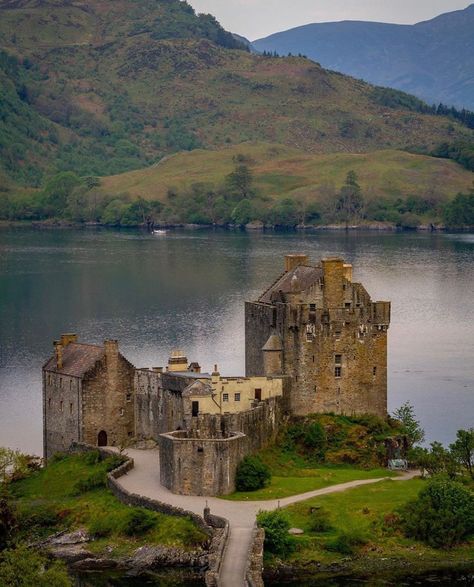 Simply Scotland 🏴󠁧󠁢󠁳󠁣󠁴󠁿 on Instagram: “Have you ever visited this amazing castle? Congratulations to @danchristie_24 for this amazing photo! . 📍Location: Eilean Donan Castle,…” Eileen Donan Castle, Scotland Honeymoon, Dreamy Castle, Mysterious Landscape, Highlands Castle, Beverly Crusher, Military Alphabet, Historical House, Architecture Antique