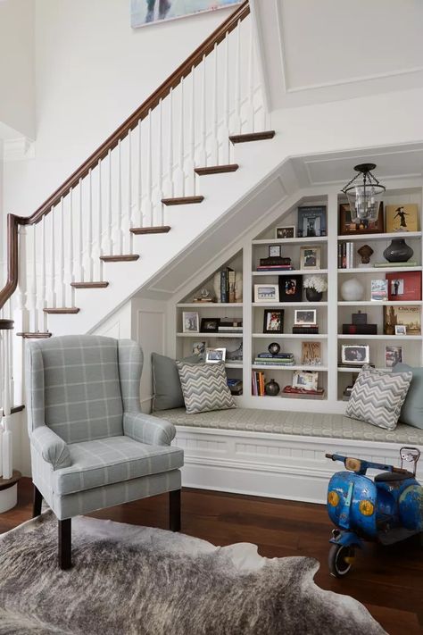 Book Nook Ideas, Cozy Book Nook, Under Stairs Nook, Room Under Stairs, Space Under Stairs, Stair Nook, تحت الدرج, Stairs Renovation, Stairs In Living Room