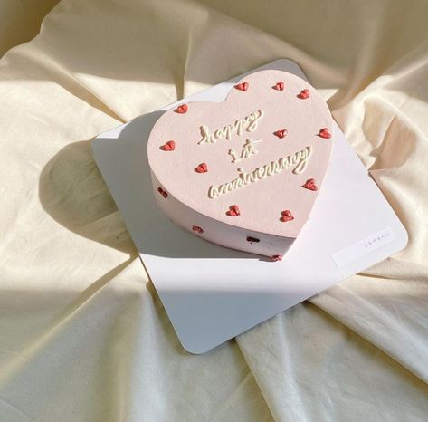 Simple Anniversary Cakes, 1st Anniversary Cake, Heart Shaped Birthday Cake, Heart Cake Design, Birthday Cake For Boyfriend, Anniversary Cake Designs, Cake Design For Men, Cake For Boyfriend, Small Birthday Cakes