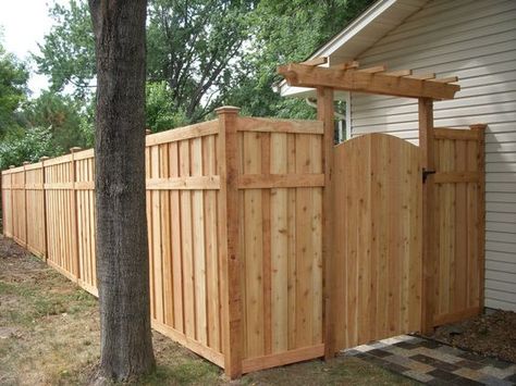 Looking for privacy fence ideas? Wether you're building your own fence or having fence panels installed, keeping your backyard private is a smart decision. Privacy Fence Decorations, Backyard Privacy Fence, Cheap Privacy Fence, Privacy Fence Landscaping, Privacy Fence Ideas, Wood Fence Gates, Diy Privacy Fence, Wood Privacy Fence, Pergola Diy