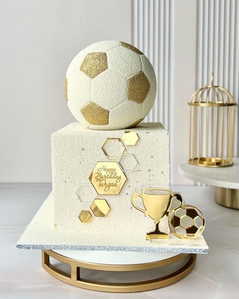 Football Cakes For Boys, Football Cake Design, Football Themed Cakes, 17. Geburtstag, Football Birthday Cake, Soccer Cake, Soccer Birthday Parties, Sport Cakes, Football Birthday Party