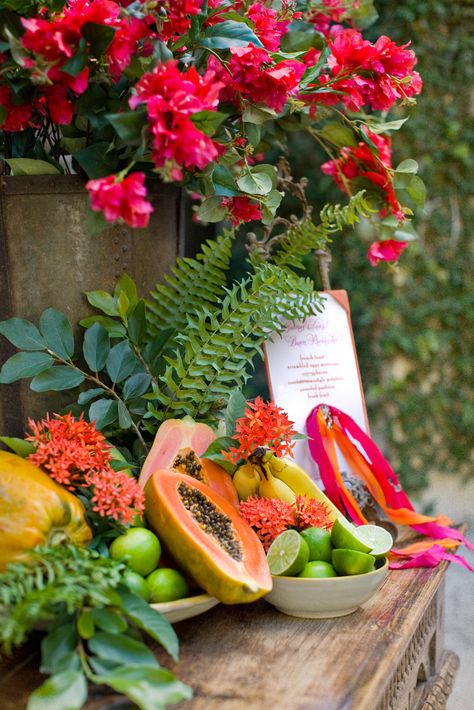 Brazilian Wedding, Havana Nights Party, Tropical Centerpieces, Deco Fruit, Tropical Theme Party, Puerto Vallarta Wedding, Fruit Wedding, Fruits And Flowers, Buffet Decor