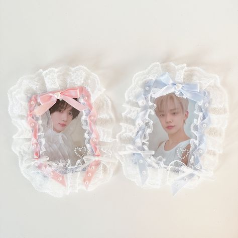 hiii, I make K-Pop lace Toploader in different colors. (Pink, Blue, Light Blue, Black..)  These Toploaders are handmade with lots of love, so please be aware that there may be slight imperfections and variations. :) This Toploader is a safe and pretty place for your very important K-Pop Photocards. It is ideal for decorating your K-Pop collection.^^ Tubatu.Studio 💕 Ribbon Toploader, Lace Toploader, Kpop Deco, Toploader Deco, Kpop Diy, Rose Bleu, Pop Collection, New Hobbies, Pretty Places