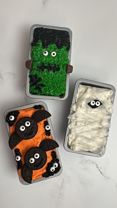 Easy-to-Make Mini Halloween Cakes – The Hungry Dragonfly Spooky Mini Cakes, Mini Loaf Cakes Ideas Halloween, Mini Cakes Decorating Ideas, Mini Cakes Halloween, Halloween Mini Loaf Cakes, Amaretto Cupcakes Recipe, Mini Halloween Cakes, Halloween Mini Cakes, Easy Mini Cake