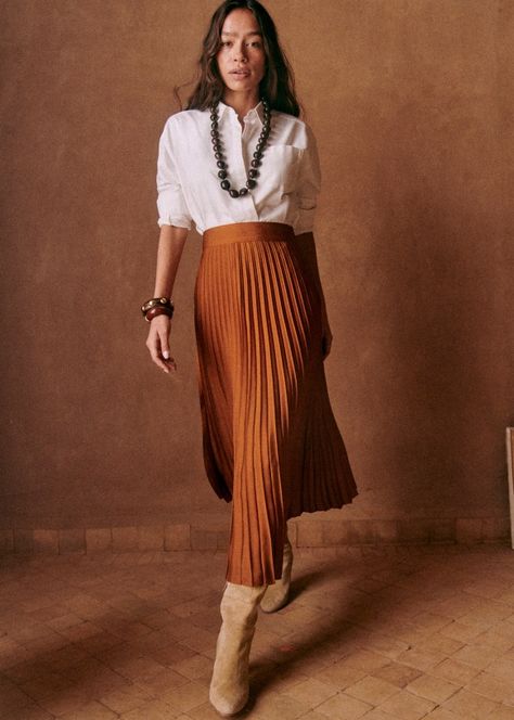 Midi Skirt Boots, Pleated Midi Skirt Outfit, Earth Tones Fashion, Skirt Outfit Summer, Pleated Skirt Outfit, Metallic Pleated Skirt, Midi Skirt Outfit, Color Combinations For Clothes, Pleated Long Skirt