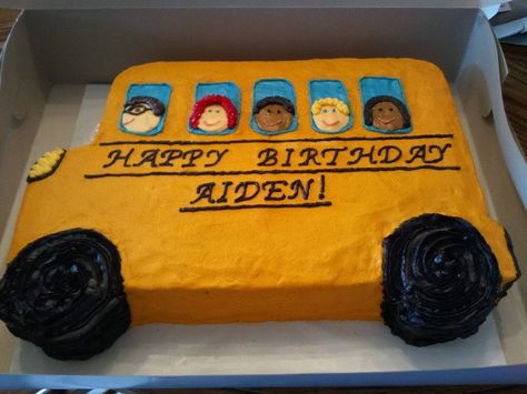 School bus cake.  Made it for a child's birthday party. Bus Birthday Cake, School Bus Cake, School Bus Birthday, School Bus Party, Bus Cake, Donut Birthday Cake, School Cupcakes, Teacher Cakes, Pull Apart Cupcake Cake