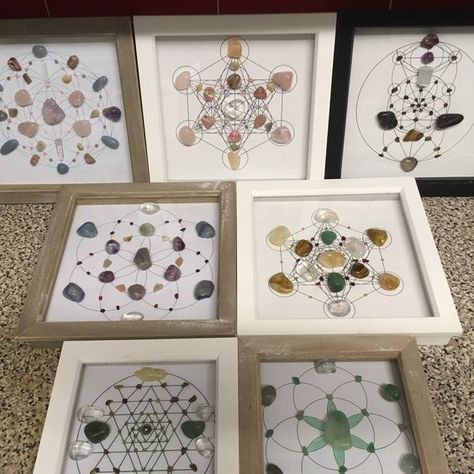 Crystal Grid Artwork, Sacred Geometry Decor, Diy Crystal Grid, Crystal Room Decor, Crystals Healing Grids, Crystal Mandala, Crystal Room, Healing Room, Witchy Crafts