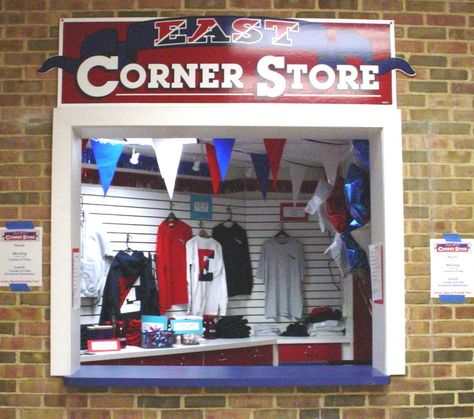 Picture of a display idea Booster Club Merchandise, School Store Display Ideas, School Spirit Store Ideas, School Store Ideas, Back To School Window Display, School Spirit Store, Hig School, Store Merchandise, Trophy Display