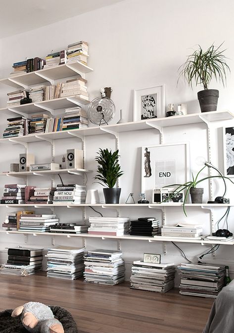 Little decor ideas for big impact: style those open shelves! - DIY home decor Story Shelves, Morpheus Sandman, Lots Of Books, Bookcase Wall, Home Libraries, Home Library, 인테리어 디자인, Home Interior, Interior Inspiration