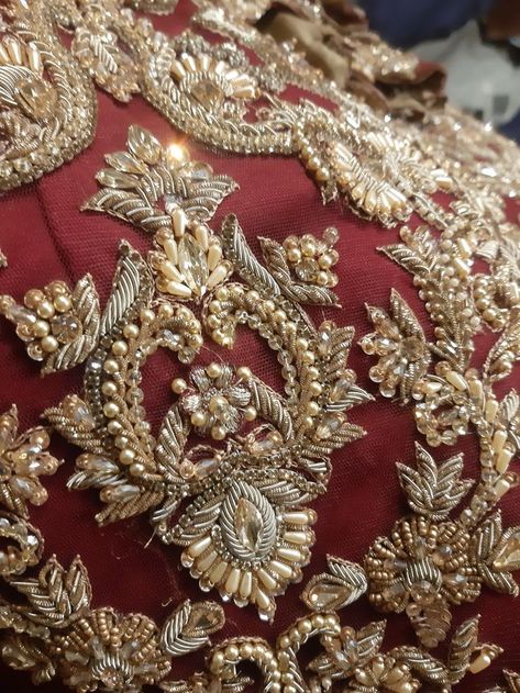 Gold Zari Work Blouse Designs, Zardozi Embroidery Blouse, Zardosi Embroidery, Gold Work Embroidery, Embroidery Fashion Detail, Embroidery Boutique, Embroidery Leaf, Zardozi Embroidery, Hand Beaded Embroidery