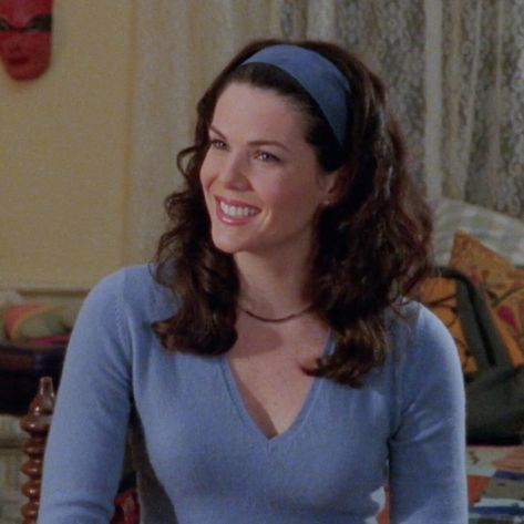 #gg #icon #lorelai #icons #lorelaigilmore #gilmore #laurengraham #2000s #gilmoregirls Loriela Gilmore, Lorelai Gilmore Hair, Lorelai Gilmore Style, Gilmore Girls Fashion, Lorelei Gilmore, Gilmore Girls Outfits, Alice Headband, Gilmore Girl, Winter Typ