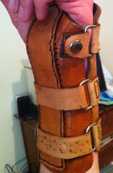 wrist brace: leather Arm Brace, Leather Braces, Wrist Brace, Star Wars Costumes, Leather Armor, Pinterest Diy, Carpal Tunnel, Alt Fashion, Leather Projects