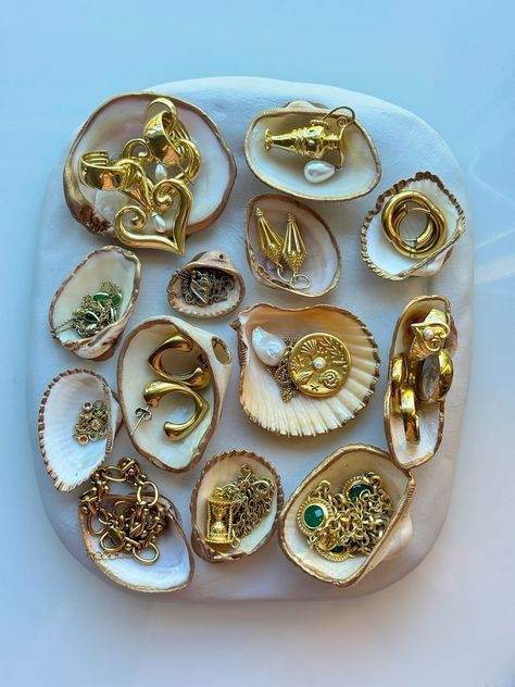 Shell Jewelry Holder Diy, Seashell Home Decor, She’ll Crafts, Things To Make With Shells, Craft Ideas For Women, Diy Shell Jewelry, Shell Jewelry Holder, Seashell Ideas, Shell Diy