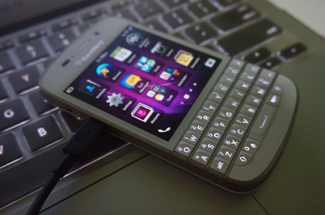 Blackberry Q10 Blackberry Q10, Blackberry Phone, Blackberry, Gadgets, Wallpapers, Queen, Electronic Products, Quick Saves