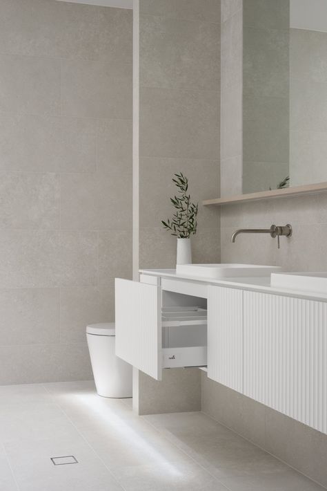 Bathroom Storage: 7 Ideas You’ll Want To Copy Private Toilet, Reno Tips, Ensuite Design, Bathroom Storage Ideas, Beach House Bathroom, Bathroom Plan, Cabinetry Hardware, Shop Bathroom, Bathroom Storage Solutions