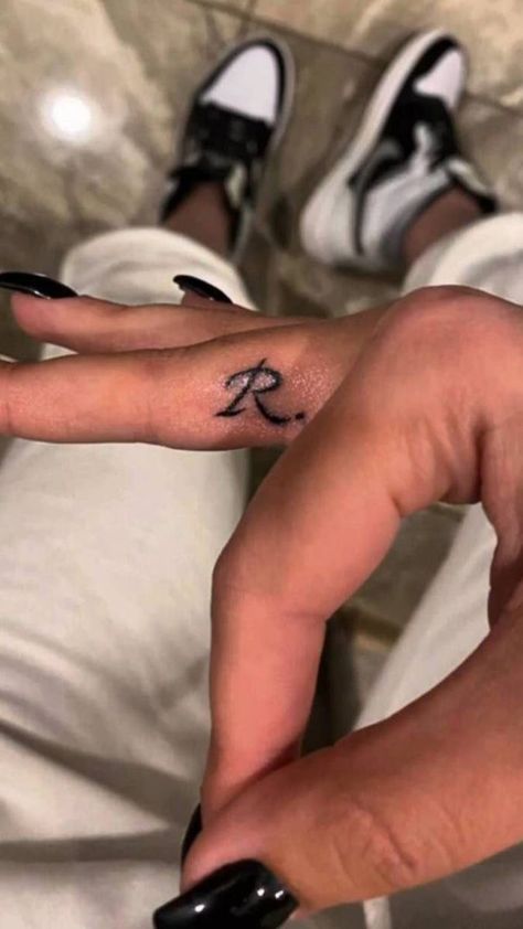 Hand Tattoo Designs, Tattoo Design Tattoo, Cute Hand Tattoos, Pretty Hand Tattoos, Tattoos For Black Skin, Pretty Tattoos For Women, Cute Tiny Tattoos, Dope Tattoos For Women, Small Hand Tattoos