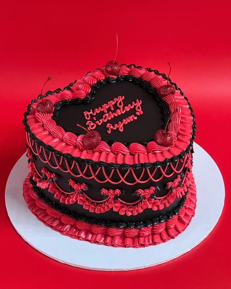 Witchy and powerful 🔮 | Instagram Gothic Birthday Cakes, Halloween Birthday Cakes, Vintage Dessert, Easy Baking Recipes Desserts, Pretty Birthday Cakes, Princess Cake, Dessert Decoration, Birthday Cake Decorating, November 1