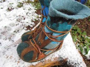 winter boots Crochet Sweater Diy, Wool Ideas, Sweater Diy, Wool Boots, Hantverk Diy, Felt Boots, Felt Shoes, Felted Slippers, Creation Couture