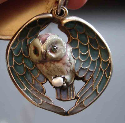 Plique A Jour, Enamel Locket, Bijoux Art Nouveau, Art And Craft Videos, Owl Jewelry, Art Nouveau Jewelry, Owl Pendant, Wow Art, Bird Jewelry