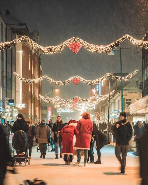 Tromsø, Norway 🌍 on Instagram: “It’s 1st December and Tromsø is prepearing for Christmas✨ Photo and video by: @gabrielhofstra  #tromsolove” Tromso Christmas, Tromsø Norway, Tromso Norway, 1st December, Tromso, O Love, December 1, Christmas Photo, Christmas Market