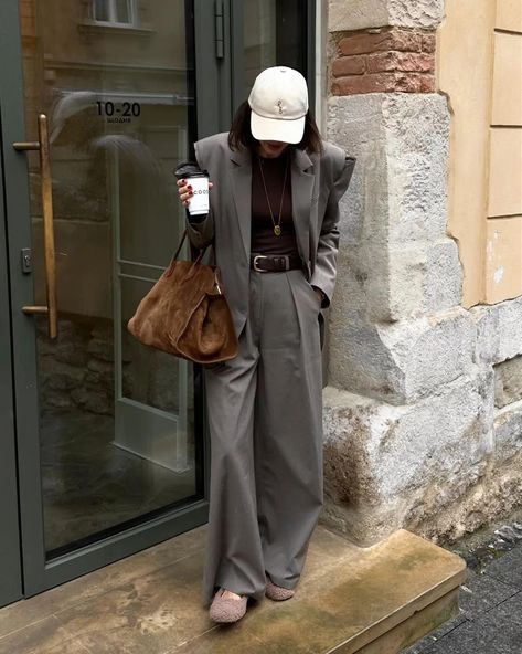 Green Slacks Outfit, Green Slacks Outfit Women, Earthy Tones Outfit, Fall Work Outfits For Women, Green Slacks, Fall Work Outfits, Slacks Outfit, Neutral Tops, Colour Combos