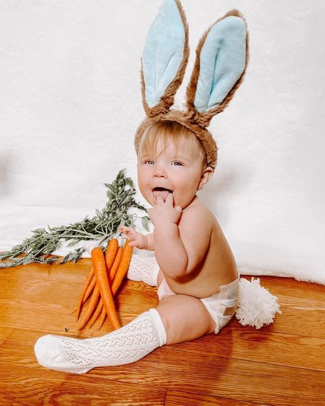 Baby Easter Egg Pictures, Toddler Easter Photoshoot Ideas, Easter Photo Ideas Toddler, Easter Pictures For Toddlers, Easter Bunny Baby Photoshoot, Diy Easter Baby Photos, Easter Photography Ideas Baby, Toddler Easter Picture Ideas, Baby Bunny Photoshoot