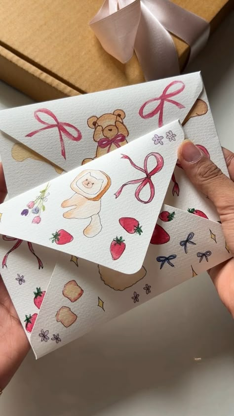 Creative Crafts Aesthetic, Decorating An Envelope, Handmade Envelopes Diy, Things To Make For Bf, Handmade Envelopes Creative, Cute Envelope Design, Cute Craft Gifts, Cute Envelope Ideas, Penpal Gifts