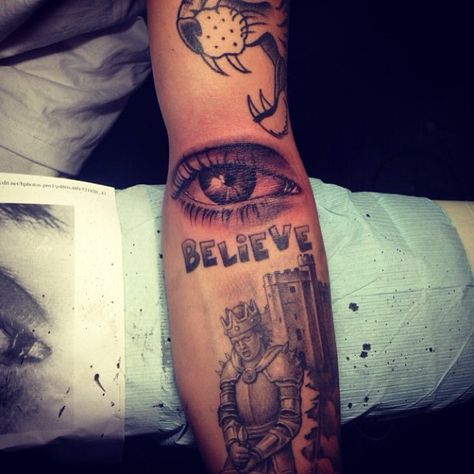 Justin Bieber's Eye Tattoo on His Arm http://www.popstartats.com/justin-bieber-tattoos/jb-arm/eyeball/ Justin Bieber Eye Tattoo, Bieber Tattoos, Justin Bieber Tattoos, Tattoo Eye, Justin Bieber News, Aesthetic Tattoos For Men, Bieber Fever, Latest Tattoos, Aesthetic Tattoos