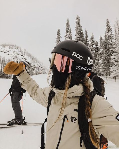 Snowboarding Girl Outfit, Freestyle Ski Outfit, Snowboarding Girl Aesthetic, Snowboarding Picture Ideas, Aesthetic Ski Outfit, Ski Girl Outfits, Ski Fits Aesthetic, Skiing Outfit Aesthetic, Snowboarder Aesthetic