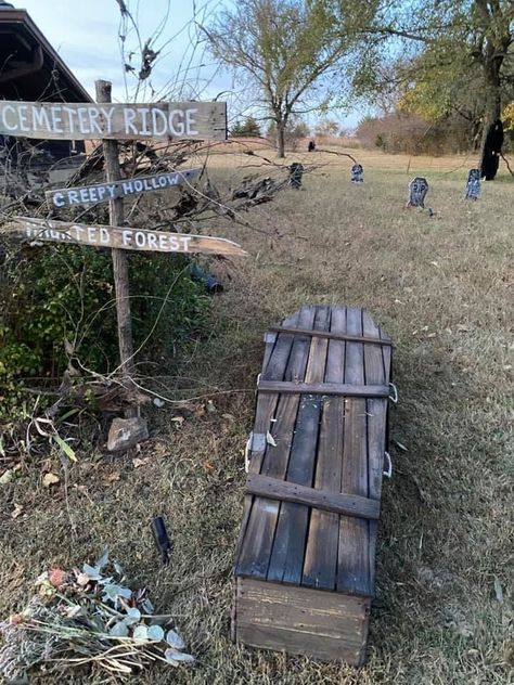 Coffin made out of old pallets. Sign made from pallet boards and small tree trunk. Pallet Coffin, Forest Cemetery, Pallet Halloween, Halloween Coffin, Haunted Forest, Pallet Boards, Diy Halloween Projects, Old Pallets, Halloween Props