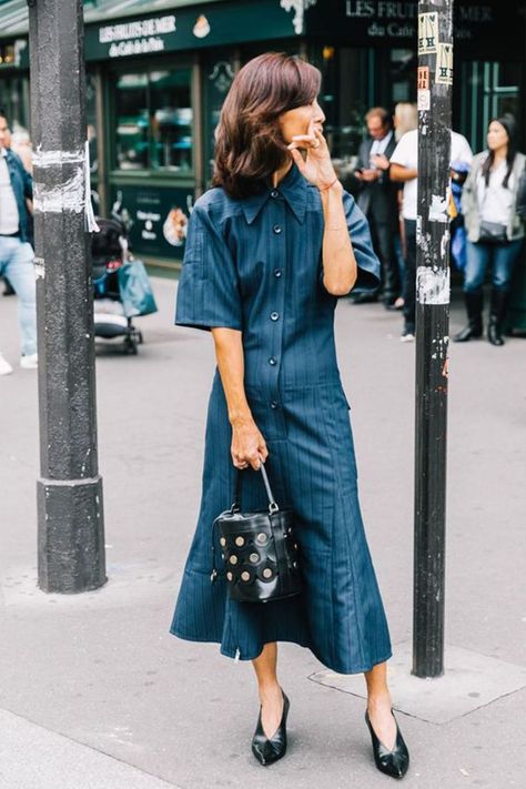 How to wear a denim dress Interview Outfits For Women, Shirtdress Outfit, Trendy Summer Dress, Street Style Handbags, Summer Dress Ideas, Denim Dress Outfit, Denim Street Style, Trendy Dresses Summer, Interview Outfits