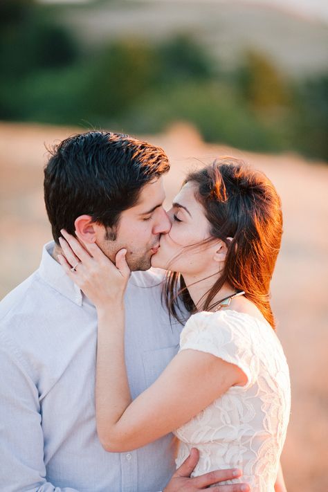 Kiss Images, Romantic Couple Kissing, Kiss Pictures, Cute Couples Hugging, Love Couple Photo, Photo Pose For Man, Couples Images, Kissing Couples, Cute Couples Kissing