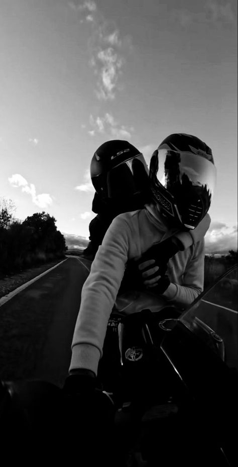 Couple Moto, Couple Motard, Photos Couple Mignon, Bike Couple, Biker Couple, Motorcycle Couple, Motocross Love, Biker Photoshoot, Bike Aesthetic