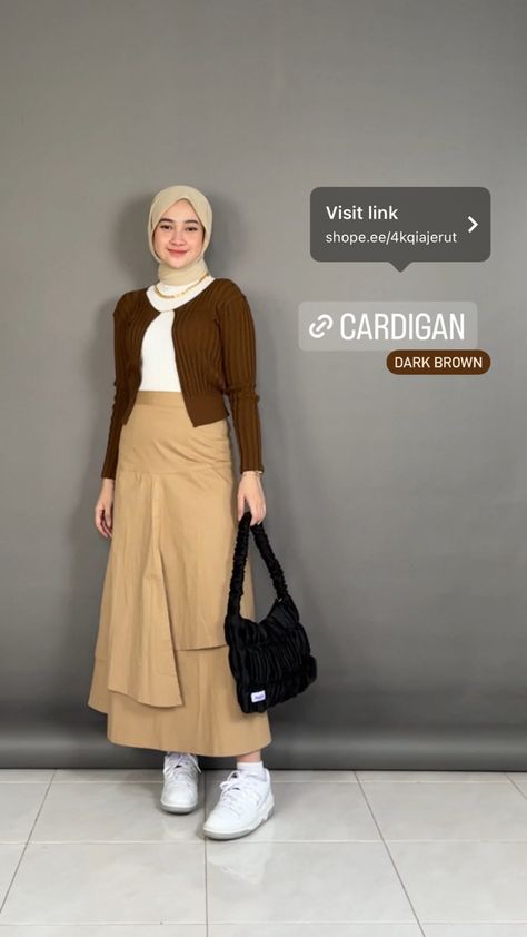 Outfit Cardigan Hijab, Brown Outfit Hijab, Brown Cardigan Outfit, Ootd Cardigan, Ootd Ngampus, Skirt Ootd, Outfit Cardigan, Desain Buklet, Clothing Studio