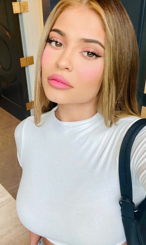 Shared by D❁. Find images and videos about kylie jenner and new on We Heart It - the app to get lost in what you love. Kylie Jenner Blonde Hair, Stylizacje Kylie Jenner, Maquillage Kylie Jenner, Kylie Jenner Icons, Kylie Jenner Blonde, Kylie Jenner News, Jenner Hair, Kylie Jenner Hair, Looks Kylie Jenner