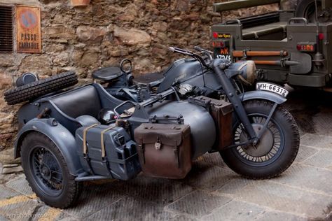 Motorcycle With Sidecar, Ural Motorcycle, Military Motorcycle, Motos Harley, Motorcycle Sidecar, Old Bikes, Cool Motorcycles, Classic Bikes, Moto Guzzi