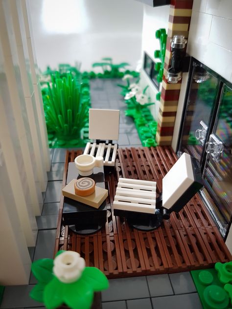 Legos Architecture, Lego Mansion, Lego Room Decor, Cake Cherry, Lego House Ideas, Lego Machines, Sloping Roof, Coffee And Cake, Lego Furniture