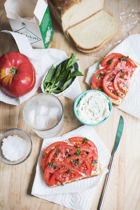 Tomato toast with garlic basil cream cheese Basil Cream Cheese, Cream Cheese Toast, Tomato Toast, Farm Fresh Recipes, A Beautiful Mess, Sandwiches For Lunch, Beautiful Mess, Healthy Breakfast Recipes, Clean Eating Snacks