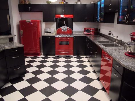 50s Diner Kitchen, Retro Kitchen Tables, Retro Kitchen Accessories, Checkered Floor, 50s Kitchen, Vintage Bedroom Decor, Diner Decor, Kitchen Decor Apartment, Retro Diner