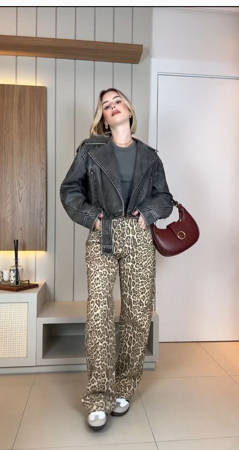 Leopard Pants Outfit Winter, Leopard Jeans Outfit Winter, Leopard Winter Outfit, Leopard Print Jeans Outfit Street Style, Animal Print Pants Outfit, Animal Print Pants Outfit 2024, Leopard Jeans Outfit 2024, Fall Leopard Print Trousers, Leopard Outfit 2024