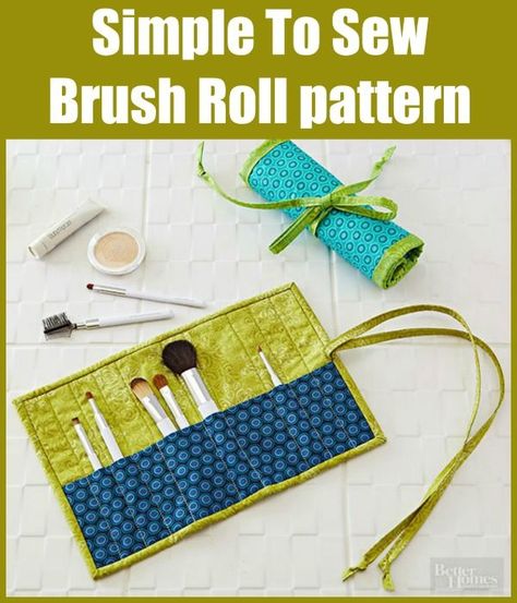 Simple To Sew Brush Roll FREE sewing pattern. This simple 'roll' pattern has to be one of the most versatile patterns you can sew. Everyone has something they can store and organise in a bag like this. Great for brushes but also for small tools like manicure or even sewing tools. FREE Easy brush roll sewing pattern for beginners. #SewModernBags #SewABag #BagSewingPattern #SewingForFree #FreeSewingPattern Craft Christmas Gifts, Diy Makeup Bag, Modern Bag, Sew Ins, Costura Diy, Makeup Bag Organization, Trendy Makeup, Easy Sewing Projects, Sewing Gifts