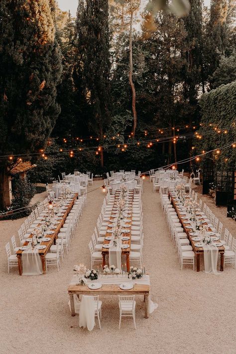 Outdoor Ideas Wedding, Beach Wedding Table Set Up, Wedding Ideas For Outdoors, Cozy Outdoor Wedding Reception, Lights Reception Wedding, Outdoor Wedding Reception Set Up, Outdoor Table Wedding, Driveway Wedding Reception, Large Outdoor Wedding Reception