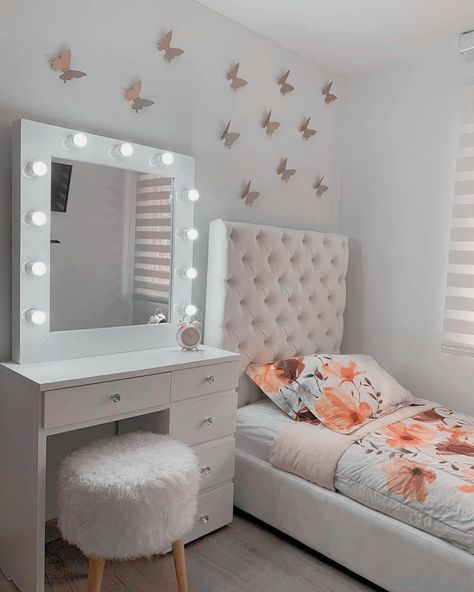 Simple Decor Ideas, Dressing Room Decor, Luxury Room Bedroom, Bedroom Decor For Teen Girls, Beauty Room Decor, Home Decor Idea, Dorm Room Inspiration, Dekorasi Kamar Tidur, Pinterest Room Decor