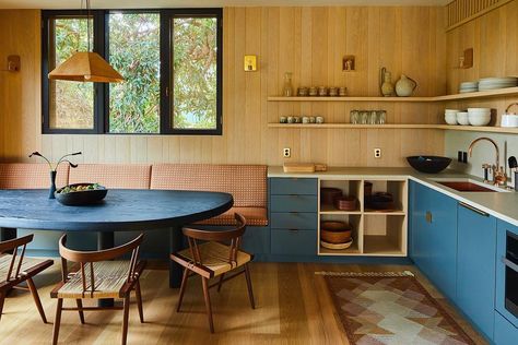 Studio Shamshiri on Instagram: “The pool house kitchen in our recently completed Los Altos residence #studioshamshiri  Photo by @yoshihiromakino” Studio Shamshiri, Pool House Kitchen, Casa Vintage, Upper Cabinets, La Jolla, Ranch House, Pool House, Styl Vintage, 인테리어 디자인