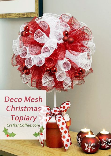 Deco Mesh Ideas, Mesh Christmas Wreath, Deco Mesh Crafts, Mesh Crafts, Christmas Topiary, Halloween Deco Mesh, Deco Wreaths, Red And White Christmas, Topiaries