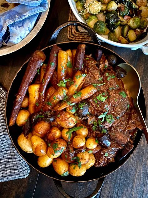 Oven-braised pot roast with garlic gravy is a cozy, low and slow one pot meal destined to become a family favorite! Dutch Oven Roast Beef, Garlic Pot Roast, Roast Dinner Ideas, Pot Roast In The Oven, Braised Pot Roast, Garlic Gravy, Oven Roast Beef, English Roast, Dutch Oven Pot Roast