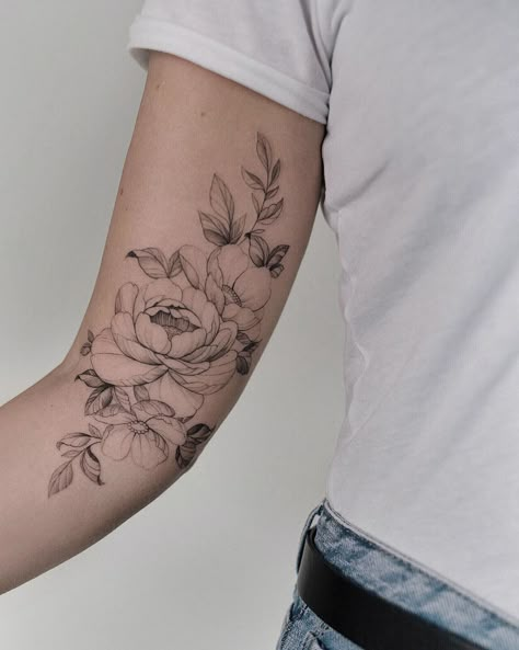 Cool Arm Tattoos For Women, Tattoo Women Arm, Inner Upper Arm Tattoos, Arm Tattoos For Women Upper, Women Arm Tattoos, Botanical Sleeve, Inner Elbow Tattoos, Inner Arm Tattoos, Elbow Tattoo