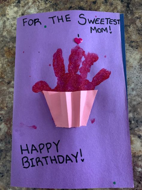 Diy Birthday Cards For Mom, Happy Birthday Mom From Daughter, Happy Birthday Crafts, Happy Birthday Mommy, Birthday Presents For Grandma, Preschool Valentine Crafts, Birthday Card For Mom, Babysitting Crafts, Cupcake Birthday Cards