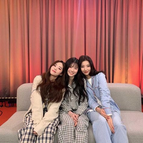 Friendship Poses, Foto Best Friend, Korean Friends, Bff Girls, Friendship Photoshoot, Korean Best Friends, Girl Friendship, Bff Photoshoot Poses, Best Friends Aesthetic