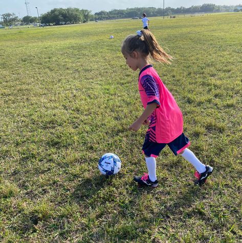 Kids Soccer Team, Soccer Girls Outfits, Kids Playing Football, Girl Playing Soccer, Toddler Soccer, Girls Soccer Team, Soccer Baby, Elsie Silver